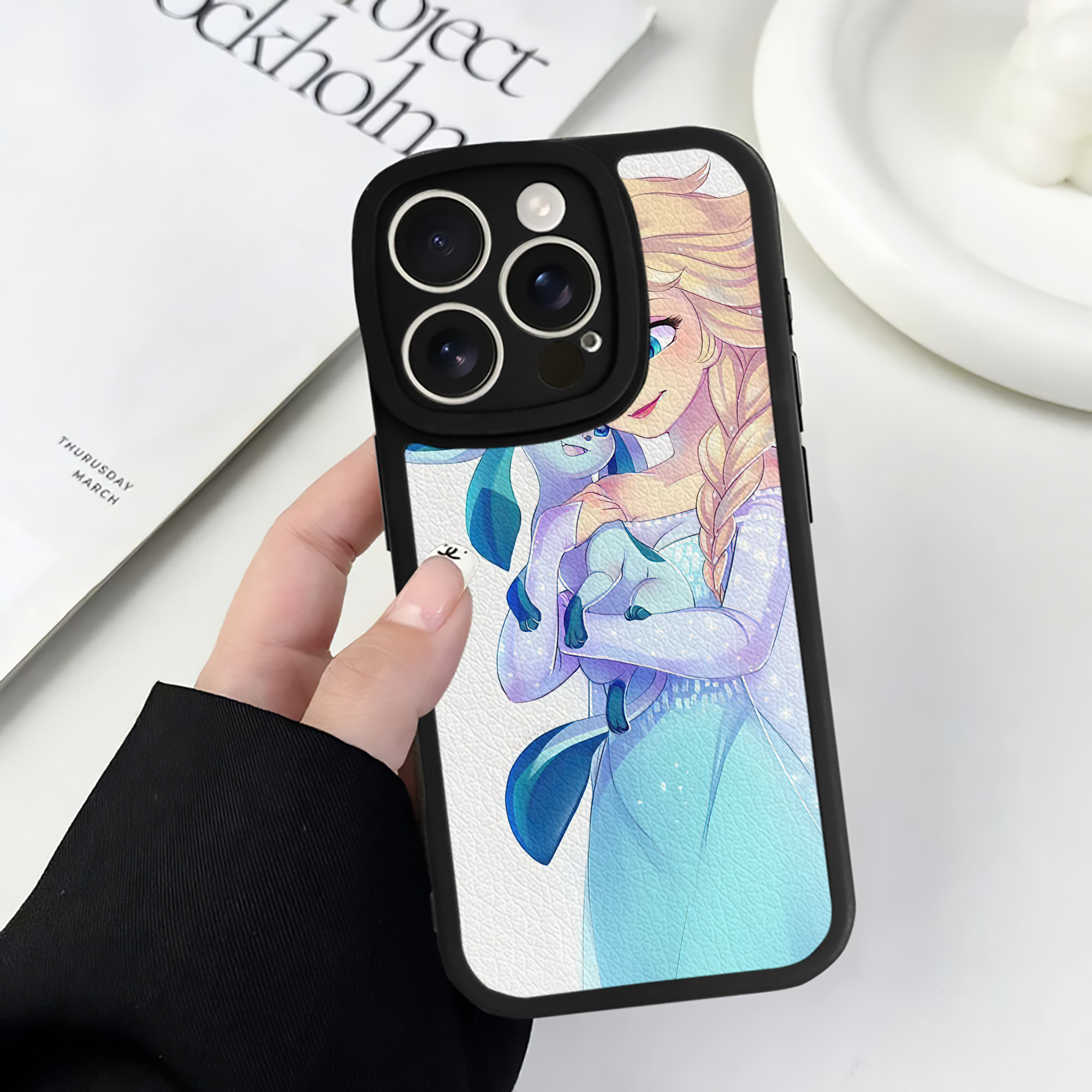（画像用） アナと雪の女王 アンナ エルサ Frozen Anna Elsa 【iPhone 16シリーズ対応】シリコンスマホケース（レザー調） 材質：シリコン